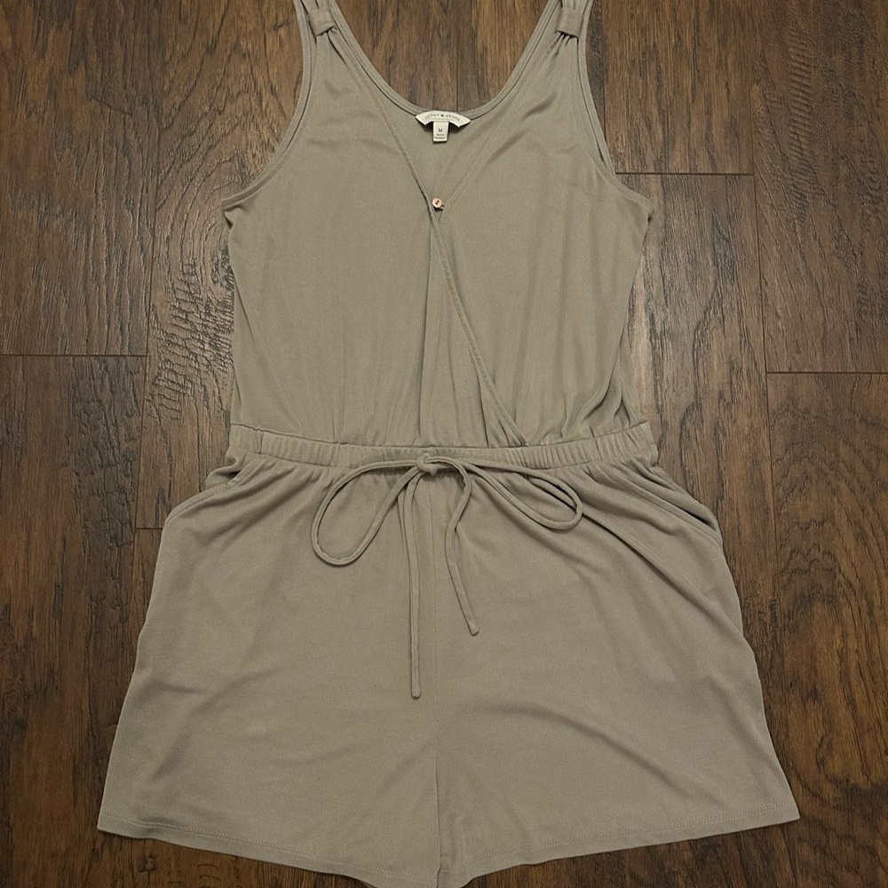 Lucky Brand Olive Green Beige V-Neck Shorts Romper Size Medium
